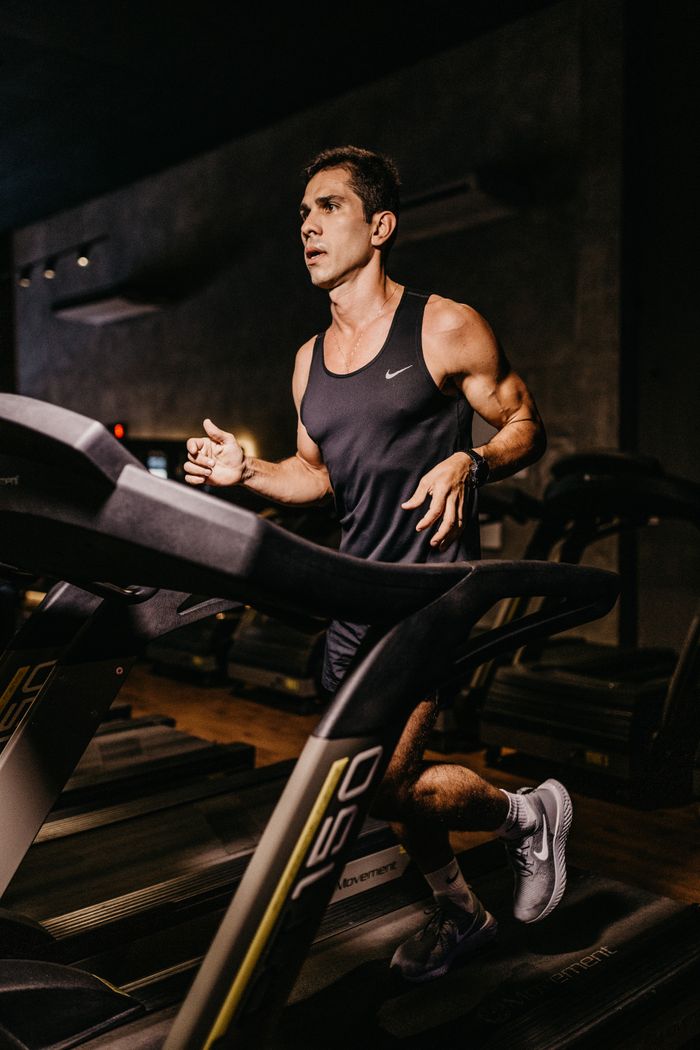 about-02 Focused man running on a treadmill in a gym, showcasing athleticism and fitness.